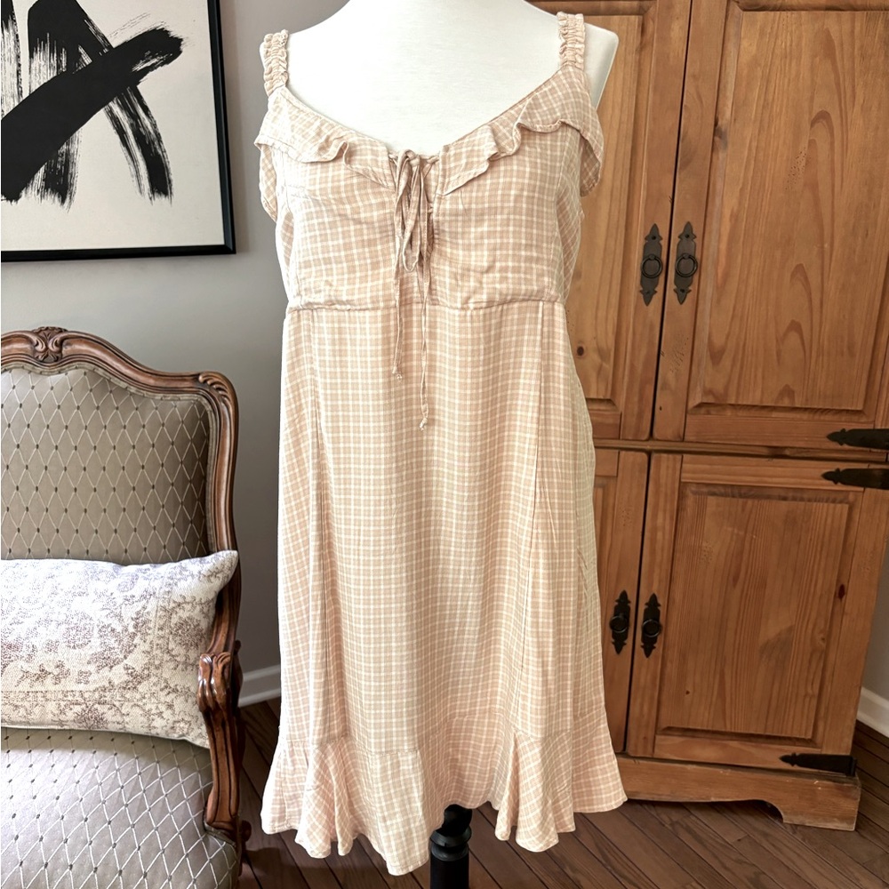 American Eagle beige and white checked sundress. Sz L